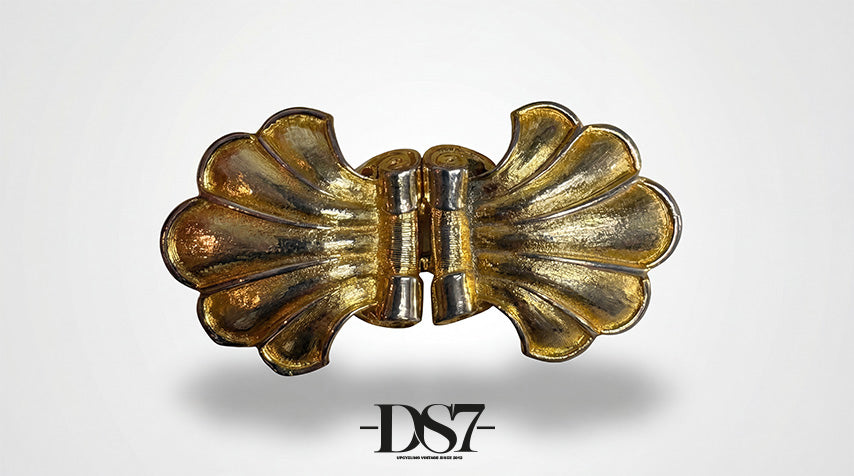 Mimi di N Scallops Antic Vintage Buckle, circa. 1979 - Seashells Collection