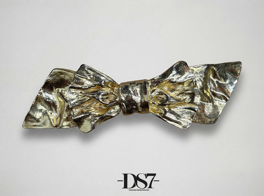 Mimi di N Bow Tie Vintage Buckle, circa. 1986 - Bows Collection